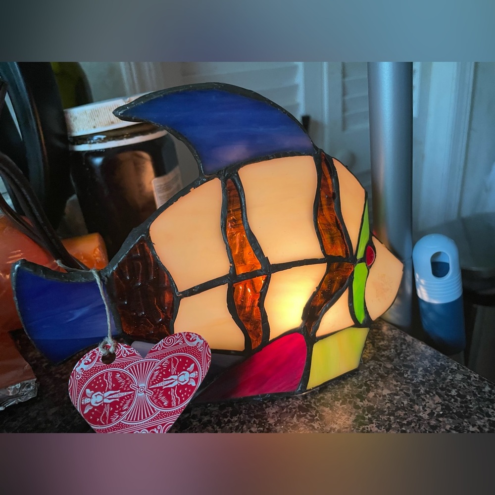 TIFFANY STYLE STAINED GLASS FISH ACCENT LAMP / NIGHT LIGHT Vintage Nightlight. - Picture 5 of 8
